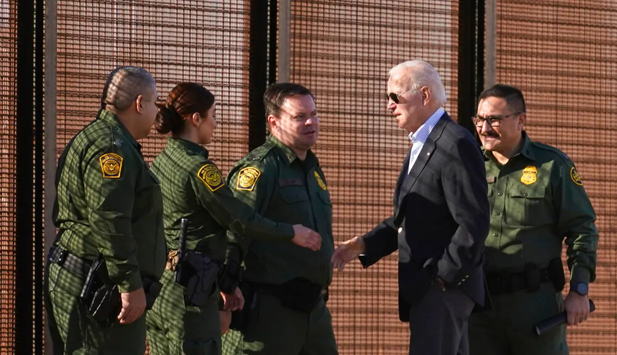 Presiden Amerika Serikat Joe Biden menyapa petugas Patroli Perbatasan AS saat mereka berjalan di sepanjang perbatasan AS-Meksiko di El Paso Texas, AS, 8 Januari 2023. Biden akan bertemu dengan pejabat perbatasan untuk membahas imigrasi serta peningkatan perdagangan fentanyl dan opioid sintetik lainnya karena obat terlarang itu mendorong meroketnya jumlah overdosis di AS. (AP Photo/Andrew Harnik)