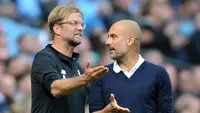 Pelatih Liverpool Juergen Klopp (kiri) dan pelatih Manchester City Pep Guardiola berdebat saat menyaksikan pertandingan Manchester City menjamu Liverpool di Stadion Etihad, Manchester (9/9). (AP Photo/Rui Vieira)
