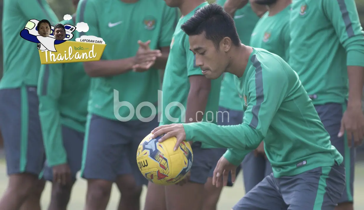Aksi Beny Wahyudi memainkan bola layaknya bermain basket pada sesi latihan di Hotel Grand Fourwings, (17/12/2016). (Bola.com/Vitalis Yogi Trisna)