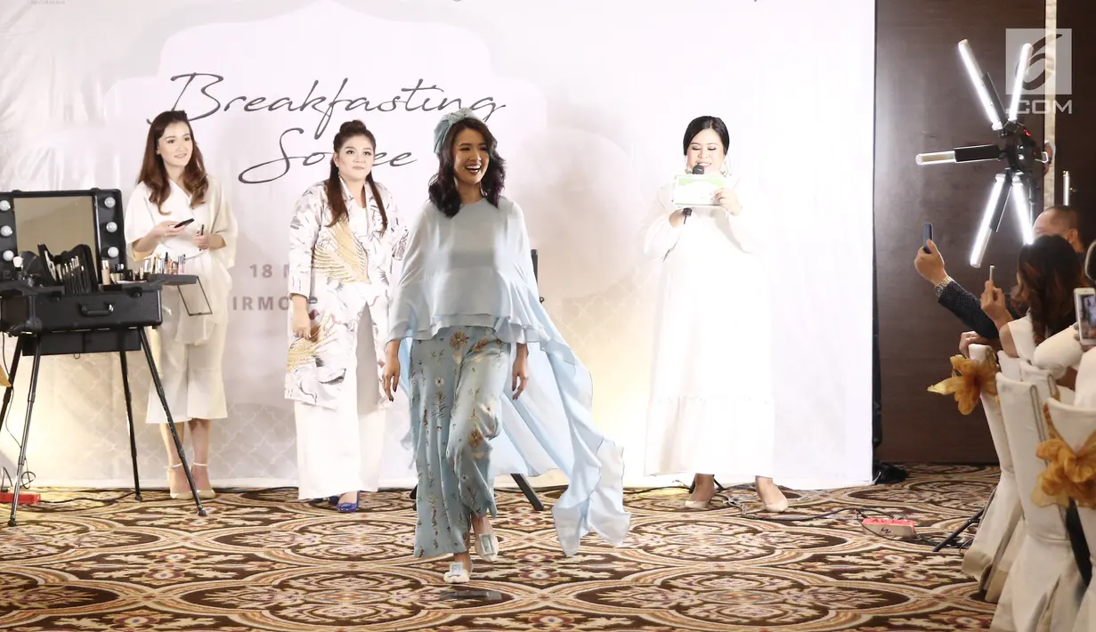 Artis Asty Ananta membawakan busana rancangan Luna Maya saat trunk show kolaborasi antara Victoria Makeup Ateliar dengan Luna Habit di kawasan Senayan, Jakarta, Jumat (18/5). (Liputan6.com/Herman Zakharia)