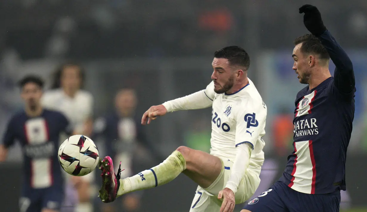 Gelandang Marseille Jordan Veretout berebut bola dengan gelandang Paris Saint-Germain (PSG) Fabian Ruiz  dalam laga pekan ke-25 Liga Prancis 2022-2023, di Stadion Velodrome pada Senin (27/2/2023) dini hari WIB. Kemenangan ini mengukuhkan posisi PSG di puncak klasemen sementara Ligue 1.  (AP Photo/Daniel Cole)