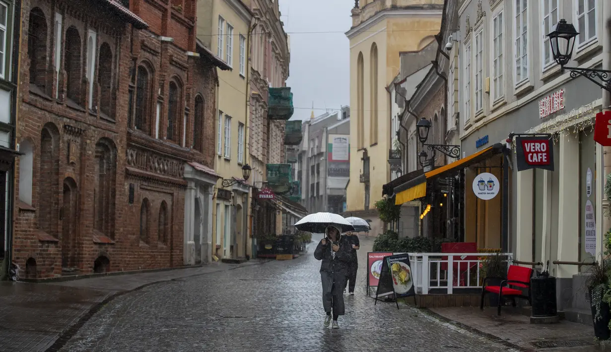 Seorang perempuan berusia 50 tahun tewas di ibu kota Lithuania, Vilnius, akibat tertimpa pohon yang tumbang pada hari Senin, kata pihak berwenang. (AP Photo/Mindaugas Kulbis)