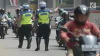 Polisi lalu lintas memberhentikan pengendara sepeda motor saat menggelar razia Operasi Patuh Jaya 2019 di kawasan Kebon Nanas, Jakarta, Kamis (29/8/2019). Diketahui, Operasi Patuh Jaya 2019 di wilayah hukum Polda Metro Jaya mulai digelar hari ini hingga 11 September 2019. (merdeka.com/Imam Buhori)