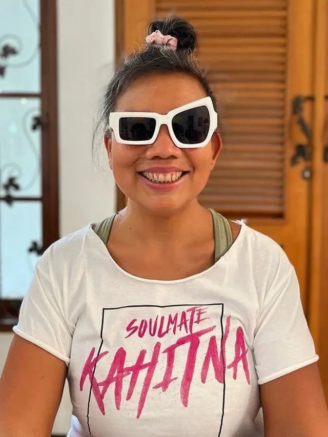 [Fimela] 6 Potret Tika Panggabean yang Tetap Fit di Usia Kepala 5