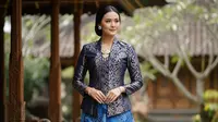 7 Padu Padan Warna Atasan Brokat Bawahan Batik yang Lagi Tren 2025, Kombinasi Modern &amp; Elegan