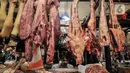 Pedagang daging sapi menunggu pembeli di Pasar Senen, Jakarta, Kamis (17/3/2022). Harga daging sapi yang masih melambung tinggi pada kisaran Rp 130.000 - Rp 145.000 per kilogram menyebabkan penjualan menurun hingga 50 persen. (merdeka.com/Iqbal S. Nugroho)