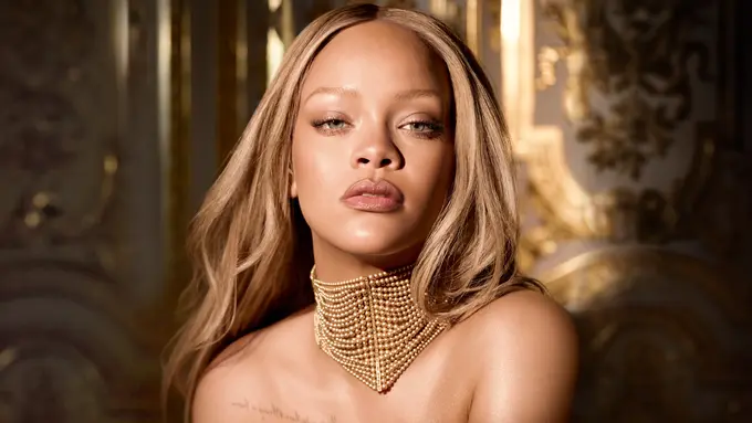Pesona Rihanna Jadi Dewi Emas saat Perdana Bintangi Kampanye J’Adore dari Dior Beauty