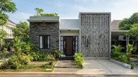 6 Model Fasad Rumah dengan Perpaduan Roster dan Batu Andesit yang Elegan