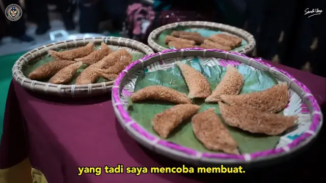Aksi Sandiaga Uno Membuat Kue Keukarah, Jajanan Khas Aceh untuk Buka Puasa