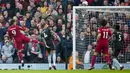 Striker Liverpool, Roberto Firmino (kiri) melepaskan sundulan yang berbuah gol penyeimbang 2-2 ke gawang Arsenal pada laga lanjutan pekan ke-30 Liga Inggris 2022/2023 di Anfield Stadium, Liverpool, Minggu (9/4/2023) malam WIB. (AP Photo/Jon Super)