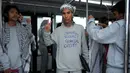 Para aktivis kemanusiaan Global Sumud Flotilla (GSF) menaiki bus setibanya di Bandara Istanbul, Turki, Kamis 21 Mei 2026. (AP Photo/Emrah Gurel)