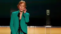 Aktris 82 Tahun Ini Gemparkan SAG Award dengan Sandal Kamarnya