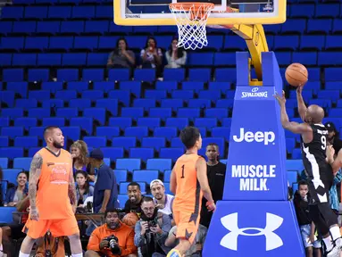 Petinju asal AS, Floyd Mayweather berusaha memasukan bola saat bertanding pada acara Monster Energy Outbreak Presents $50K Charity Challenge Celebrity Basketball Game di UCLA's Pauley Pavilion di Westwood, California (17/7). (AFP Photo/Vivien Killilea)