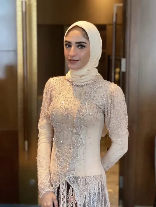 Sedangkan, Aliyah Alhabsyi mengenakan kutu baru modifikasi yang penuh dengan payet. Dengan puffy sleeve sebagai aksen di pundak. Dok. Instagram @guginugraha