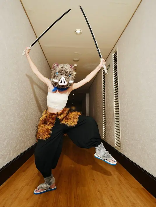 Kali ini, ada Yuki Kato yang tampil totalitas saat cosplay jadi Inosuke. Karakter anime ini dihadirkan dengan sangat baik, bahkan banjir pujian netizen saat Yuki Kato mengenakan kostum dan topeng, serta membawa pedang sesuai karakter yang diperankannya. [Foto: Instagram/yukikt]