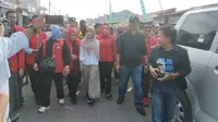 Istri Calon Presiden (Capres) nomor urut 3 Ganjar Pranowo, Siti Atikoh blusukan di Pasar Modern Unit Dua, Banjar Agung, Lampung, Kamis (11/1/2024). (Liputan6.com/Winda Nelfira)