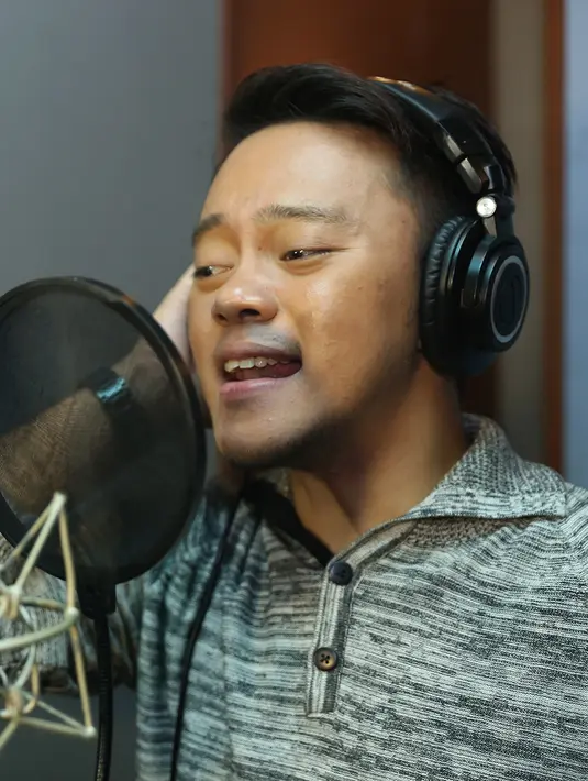 Teror bom Sarinah beberapa waktu lalu tak dipungkiri membawa dampak negatif bagi masyarakat Jakarta. Tak terkecuali bagi pedangdut Danang D’Academy yang aktivitasnya terganggu lantaran peristiwa mengerikan tersebut. (Andy Masela/Bintang.com)