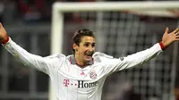 Striker Bayern Muenchen, Miroslav Klose merayakan gol yang menjadi penentu kemenangan 2-1 atas Fiorentina di leg pertama babak 16 besar Liga Champions di Munich, 17 Februari 2010. AFP PHOTO/SASCHA SCHUERMANN