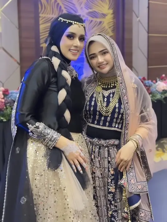 Sang istri, Fairuz A Rafiq tampil dengan kerudung dan atasan hitam. Dipadukan rok panjang ala bollywood warna putih berpayet. [@melisaetnatiara]