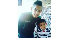 Martunis foto bersama Cristiano Ronaldo Jr. anak dari Cristiano Ronaldo saat menonton laga Real Madrid melawan Getafe di Stadion Santiago Bernabeu, Spanyol. Martunis adalah anak aceh yang diangkat anak oleh Cristiano Ronaldo. (Istimewa)