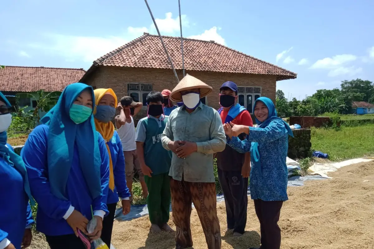 Warga Desa Rancaputat, Sumber Jaya, Majalengka bekerjasama dengan program 10 Rumah Aman. (Istimewa)