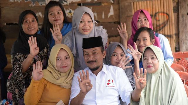 Alasan Rossi, tokoh masyarakat di Kabupaten Soppeng jatuh hati ke Cawagub Sulsel, Andi Mudzakkar (Liputan6.com/ Eka Hakim)