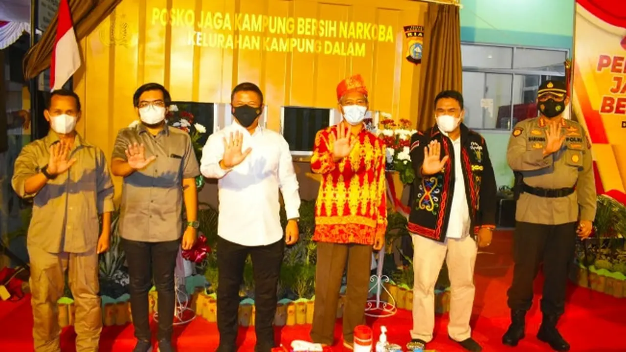 Kaplda Riau Irjen Agung Setya Imam Effendi (kemeja putih) saat meresmikan pos polisi di Kampung Dalam Pekanbaru.