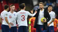 Striker Inggris Harry Kane (kedua kanan) membawa bola merayakan kemenangan bersama rekan-rekannya usai pertandingan melawan Montenegro pada A Kualifikasi Piala Eropa 2020 di Stadion Wembley di London (14/11/2019). Kane mencetak 3 gol dan mengantar Inggris menang telak 7-0. (AFP/Glyn Kirk)