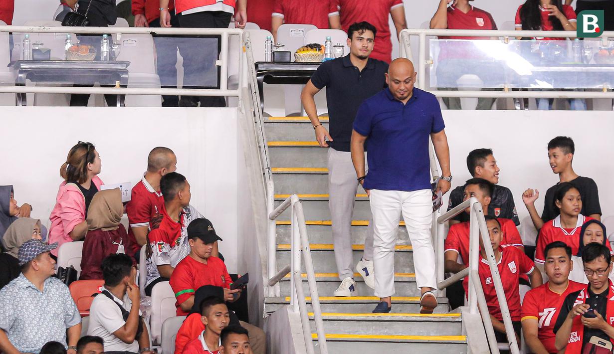 Calon pemain naturalisasi Timnas Indonesia Nathan Tjoe-A-On bersama ayahnya menuruni tangga setelah berfoto bersama dengan Presiden Joko Widodo, Kemenpora Dito Ariotedjo, dan Ketua Umum PSSI Erick Thohir saat jeda babak pertama laga Kualifikasi Piala Dunia 2026 zona Asia antara Timnas Indonesia melawan Brunei di Stadion Utama Gelora Bung Karno (SUGBK), Senayan, Jakarta, Kamis (12/10/2023). Kini, Nathan bermain untuk klub Championship, Swansea City. Ia didatangkan dengan biaya transfer senilai 348 ribu euro pada bursa transfer musim panas 2023 ini. (Bola.com/Bagaskara Lazuardi)