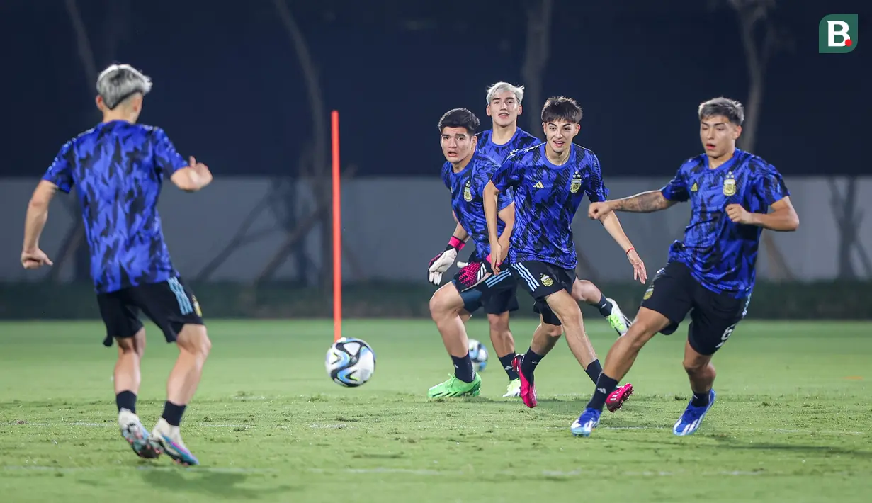 Ian Subiabre (tengah) bersama sejumlah pemain Timnas Argentina U-17 melakukan latihan resmi menjelang laga perempat final Piala Dunia U-17 2023 melawan Timnas Brasil U-17 di Lapangan Banteng, Jakarta, Kamis (23/11/2023). (Bola.com/Bagaskara Lazuardi)