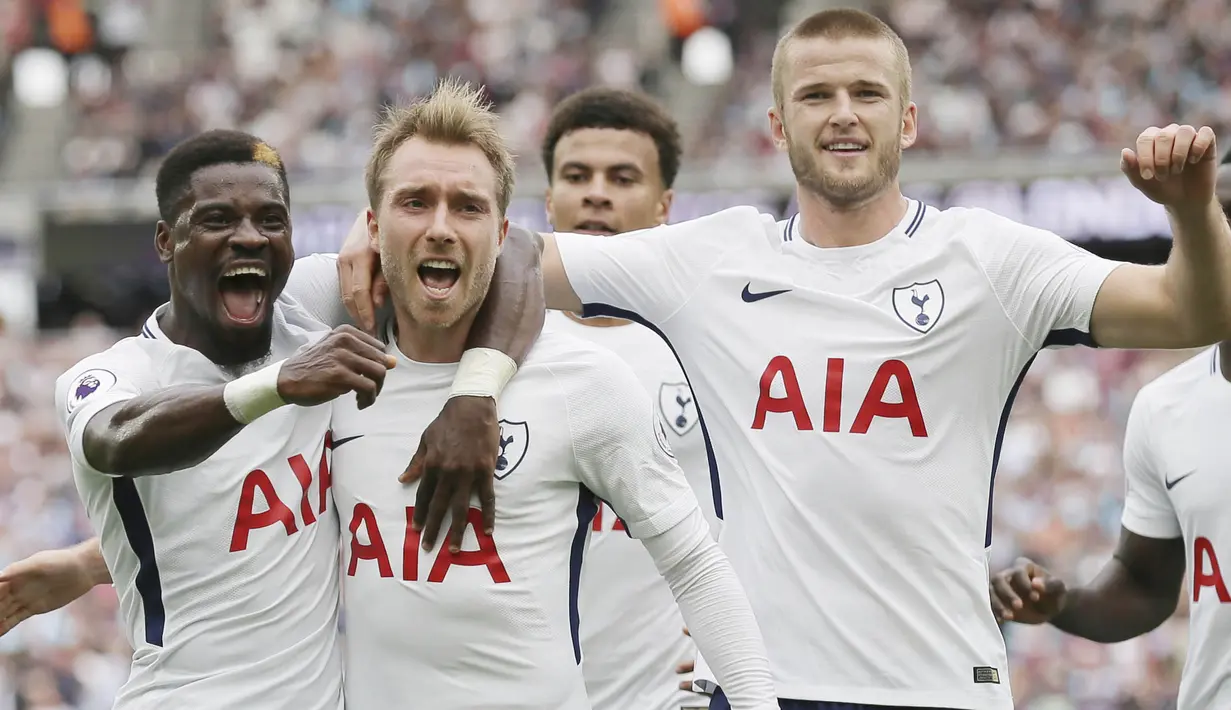 Para Pemain Tottenham Hotspur merayakan gol yang dicetak oleh Christian Eriksen ke gawang West Ham United pada laga Premier League di Stadion London, Sabtu (23/9/2017). Tottenham Hotspur menang 3-2 atas  West Ham United. (AP/Tim Ireland)