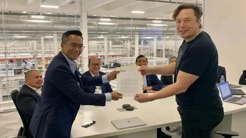 Presiden Direktur PT Bakrie and Brothers Tbk (BNBR) Anindya Bakrie bertemu dengan CEO Tesla Elon Musk