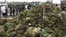 Tumpukan besar daun khat terlihat usai ditarik dari bangkai pesawat kargo jenis Fokker 50 yang jatuh dan terbakar tak lama setelah lepas landas dari Jomo Kenyatta International Airport, (2/7/2014). (REUTERS/Thomas Mukoya)