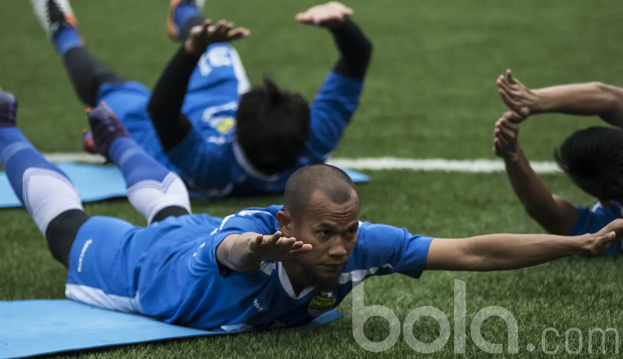 Bek Persib Bandung, Supardi, melakukan pemanasan saat latihan. Pada sesi latihan tersebut tidak tampak marquee player anyar Maung Bandung, Michael Essien. (Bola.com/Vitalis Yogi Trisna)