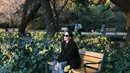 Enzy Storia memilih liburan ke Jepang bersama teman-temannya. Ia memilih mengenakan coat blazer hitam dipadukan inner turtleneck dan celana denim panjang serta sneakersnya. Kacamata hitam pun tak lupa dikenakan. [@enzystoria]