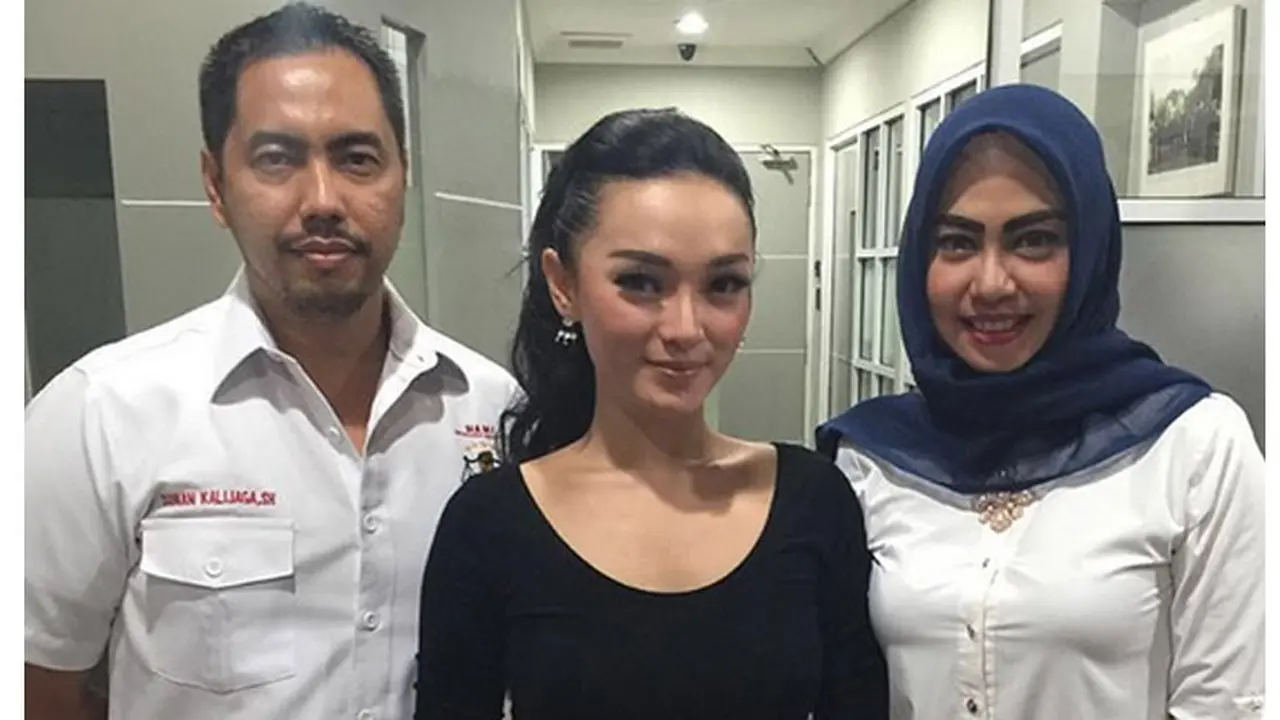 Zaskia Gotik bersama pengacara Sunan Kalijaga