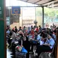 Para wajib pajak antre untuk melaporkan SPT di Kantor Pelayanan Pajak Pratama Jakarta, Kamis (29/3). Warga terus berdatangan sejak pagi hingga sore untuk melaporkan SPT pajak tahun 2017 mereka. (Merdeka.com/Iqbal Nugroho)