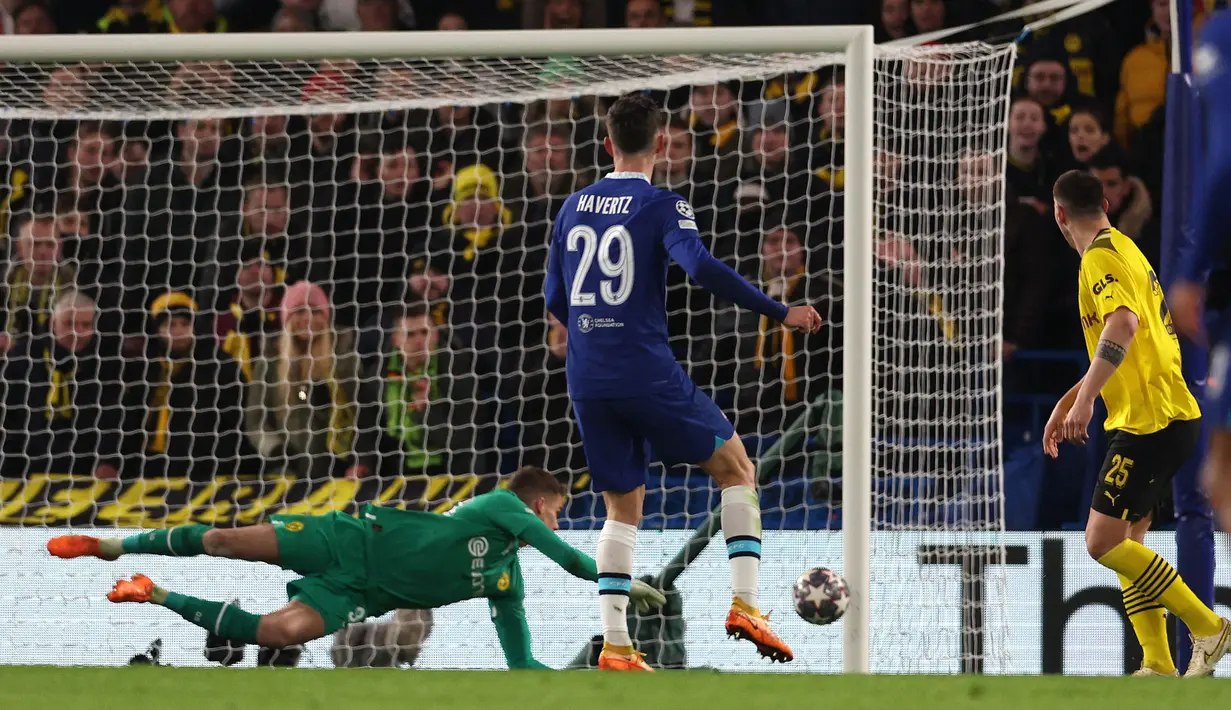 Pemain Chelsea, Kai Havertz (tengah) berusaha mencetak gol ke gawang Borussia Dortmund pada laga leg kedua 16 Besar Liga Champions 2022/2023 yang berlangsung di Stamford Bridge, London, Rabu (08/03/2023) WIB. The Blues berhasil melaju ke babak perempat final setelah menang dengan agregat 2-1. (AFP/Adrian Dennis)