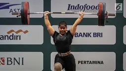 Ekspresi lifter Indonesia Melinda Gusti saat melakukan angkatan pada nomor angkat besi putri 75 Kg 18th Asian Games Invitation Tournament di JiExpo, Jakarta, Senin (12/2). Melinda memperoleh emas pada nomor tersebut. (Liputan6.com/Faizal Fanani)