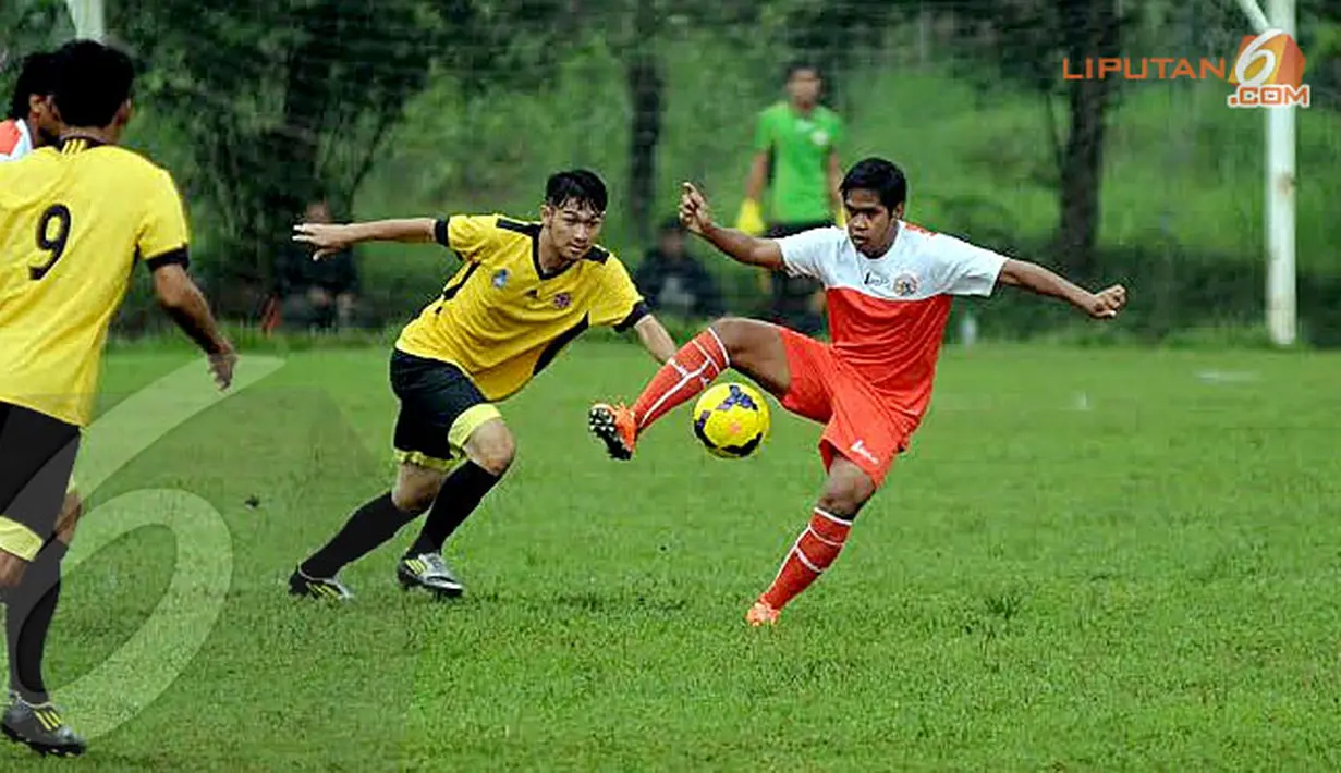 Pemain Persija Jakarta Egi Melgiansyah (kanan) saat latihan (Liputan6.com/Helmi Fithriansyah).