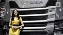 Model berpose di dekat salah satu kendaraan yang dipamerkan dalam GIICOMVEC 2020 di JCC Senayan, Jakarta, Kamis (5/3/2020). GIICOMVEC 2020 menghadirkan berbagai kendaraan komersial terbaru untuk para pelaku usaha di sektor industri. (merdeka.com/Iqbal S. Nugroho)