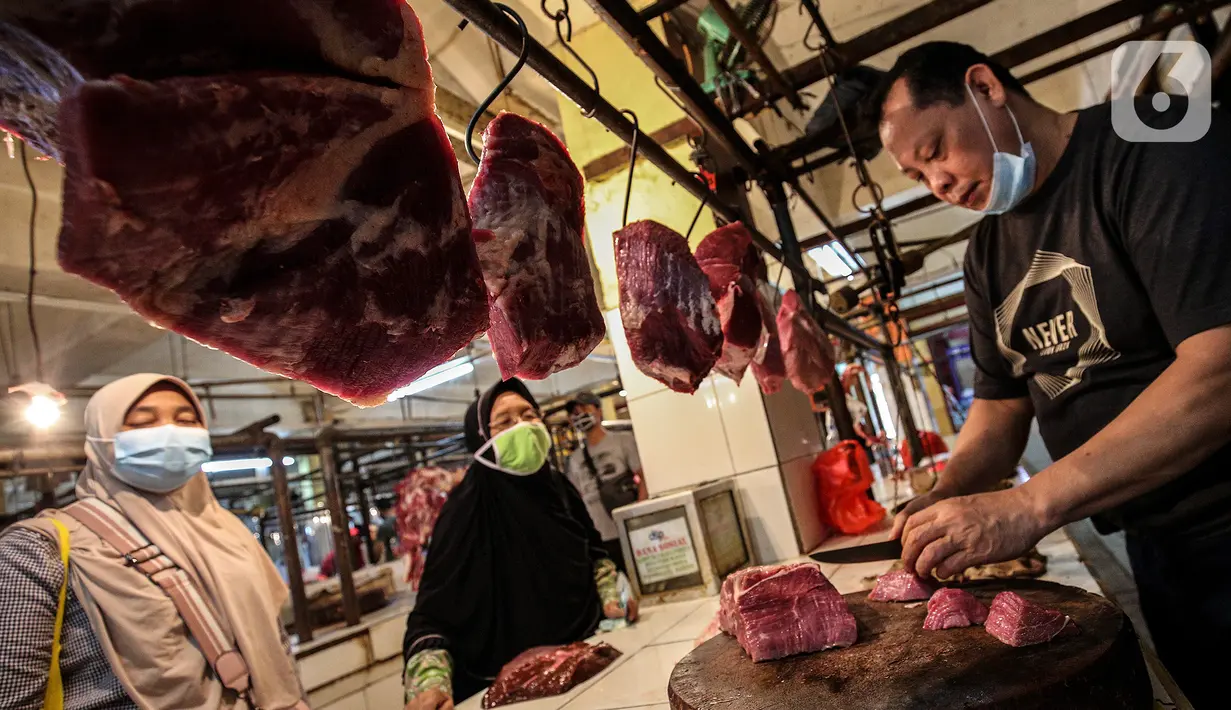 Penjual daging melayani pembeli di Pasar Induk Kramat Jati, Jakarta, Kamis (8/4/2021). Pemerintah melalui Menteri Pertanian Syahrul Yasin Limpo, menegaskan, pihaknya siap melakukan intervensi jika stok daging langka dan terdapat lonjakan harga pada bulan Ramadan. (Liputan6.com/Johan Tallo)