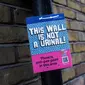 Papan peringatan dipasang untuk melarang orang pipis sembarangan di dinding bangunan di pusat London. (dok. ISABEL INFANTES / AFP)