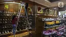 Karyawan memasang ornamen untuk mempercantik toko jelang bulan suci Ramadhan di Pasar Baru, Jakarta, Rabu (9/3/2022). Selain untuk mempercantik toko, pemasangan ornamen juga untuk menarik perhatian pengunjung atau warga yang hendak berbelanja ke toko tersebut. (Liputan6.com/Johan Tallo)
