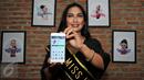 Anggota Forum Komunikasi Waria Indonesia Lucky Diah Pitaloka menunjukkan stiker chat istilah slang di Aplikasi Line, Jakarta, (6/1). Aplikasi LINE merilis Stiker ekslusif dengan judul SAY CYIN dengan icon Waria Indonesia. (Liputan6.com/Yoppy Renato)