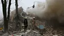 Sejumlah pemukiman terbakar akibat serangan rudal di Kharkiv pada tanggal 23 Januari 2024. (SERGEY BOBOK/AFP)