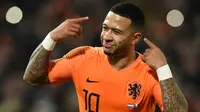 Striker Belanda, Memphis Depay berselebrasi usai mencetak gol ke gawang Prancis pada pertandingan UEFA Nations League di stadion Feijenoord di Rotterdam (16/11). Kemenagan Belanda membuka peluang lolos ke semifinal. (AFP Photo/John Thys)