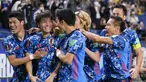 Pemain Jepang Ao Tanaka (kedua kiri) diberi selamat oleh rekan setimnya setelah mencetak gol ke gawang Australia pada pertandingan kualifikasi Grup B Piala Dunia 2022 di Stadion Saitama, Saitama, Jepang, Selasa (12/10/2021). Jepang menang 2-1. (AP Photo/Shuji Kajiyama)