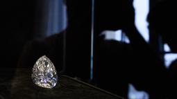 'The Rock', berlian putih berbentuk buah pir 228,31 karat (perkiraan: USD 20.000.000-30.000.000) yang ditambang dan dipoles di Afrika Selatan lebih dari dua dekade lalu ditampilkan oleh Rumah Lelang Christie di Jenewa, Swiss, 6 Mei 2022. Selain 'The Rock', berlian lain yang akan dilelang adalah berlian kuning. (Fabrice COFFRINI/AFP)