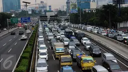 Kondisi arus lalu lintas di Tol Dalam Kota Jakarta, Senin (24/10). Indonesia Traffic Watch (ITW) menilai kemacetan di kota Jakarta saat ini sudah sampai pada tingkat 'gawat darurat'. (Liputan6.com/Helmi Fithriansyah)